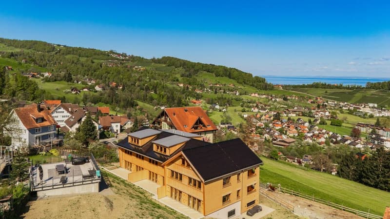 DER Logenplatz über dem Bodensee - 5.5-Zimmer-Maisonette in Vollholzbauweise mit traumhafter Seesicht (2)