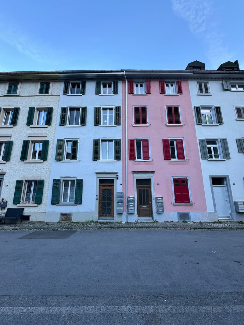 Charmante Dachwohnung auf zwei Etagen – zentral in Glarus (1)