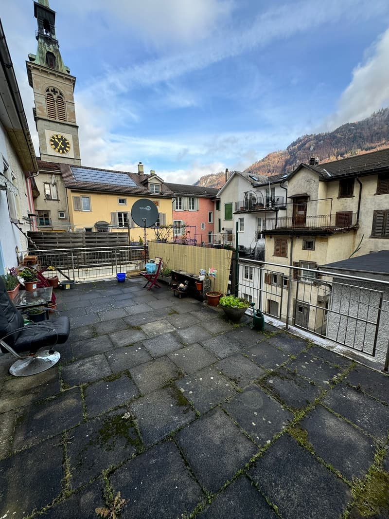 Charmante Dachwohnung auf zwei Etagen – zentral in Glarus (2)
