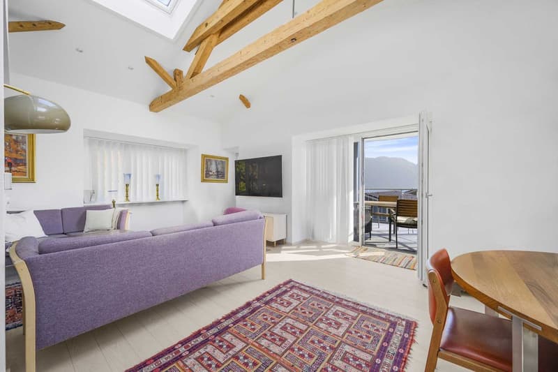 Charming multi-family house with two residential units and a commercial space (7)