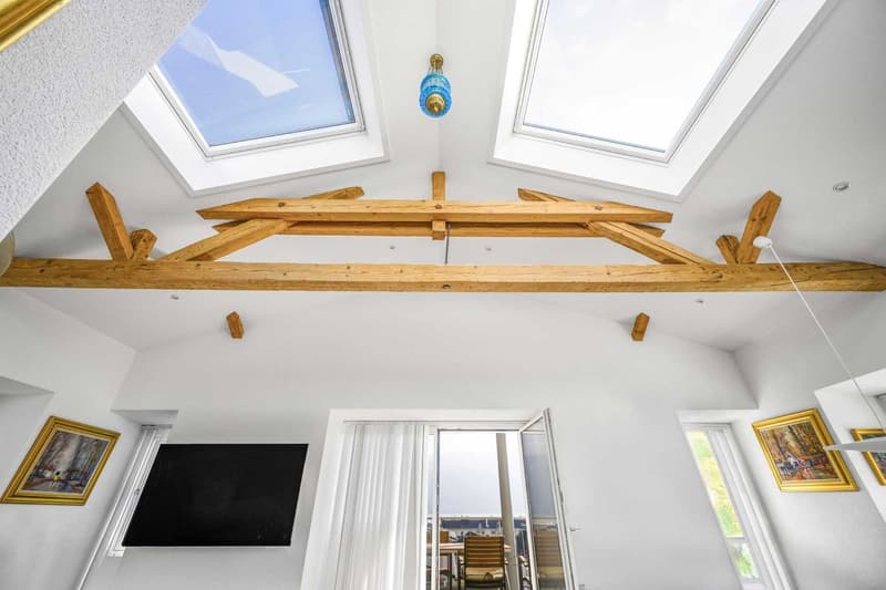 Charming multi-family house with two residential units and a commercial space (10)