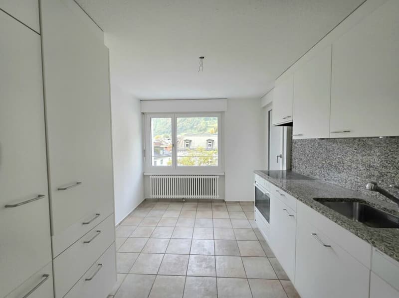 Küche mit Zugang zum kleinen Balkon
