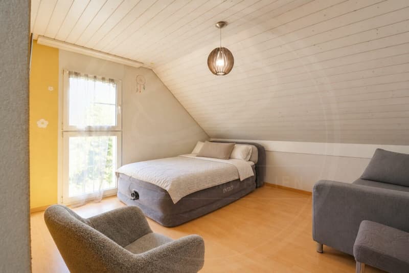 Freistehendes 5½-Zimmer-Einfamilienhaus mit Garten und 2 Tiefgaragenparkplätzen (8)