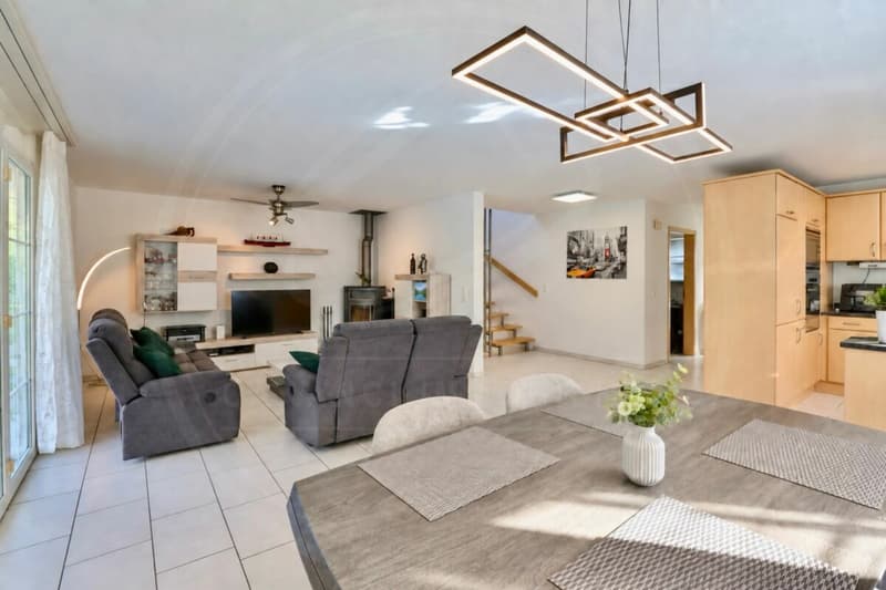 Freistehendes 5½-Zimmer-Einfamilienhaus mit Garten und 2 Tiefgaragenparkplätzen (2)