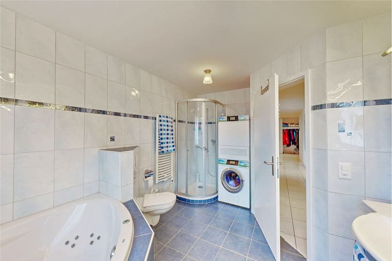 Appartement 5½ pièces, ascenseur, place de parking souterrain incluse, vue sur le lac, balcon vitré, grande cuisine (3)