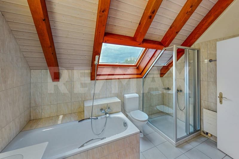 Maisonnette en mansarde de 4,5 pièces, NWF 135 m², 2 balcons avec vue, 3 WC, 2 places de parking en garage, 2 caves, près de l'hôpital (12)