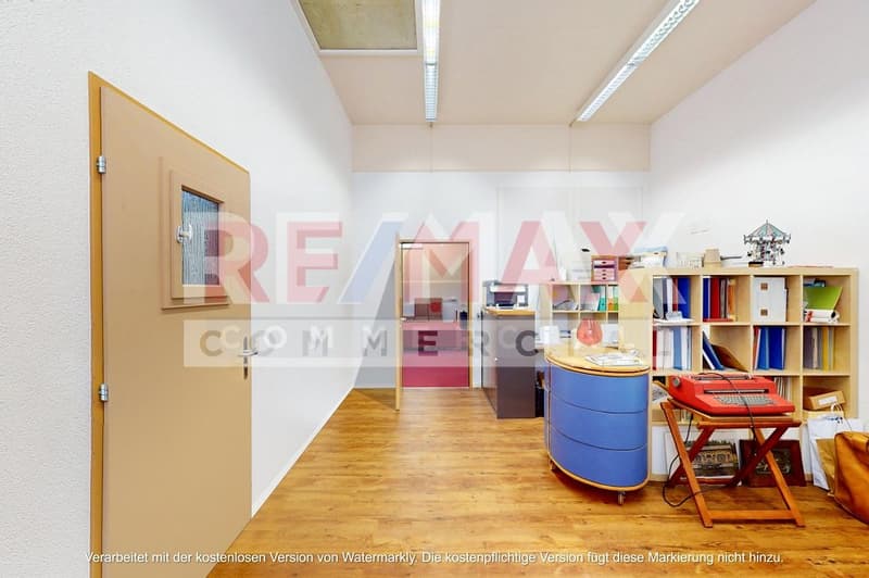 Commercial building on the ground floor, for showroom, loft office, practice, studio, H 3.5 m, 383 m² & 3.5 room apartment on the top floor (5)