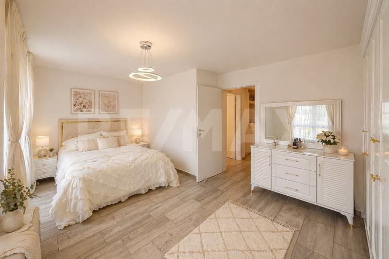 Central location - just a few steps to shopping, public transport, and school, etc. (5)