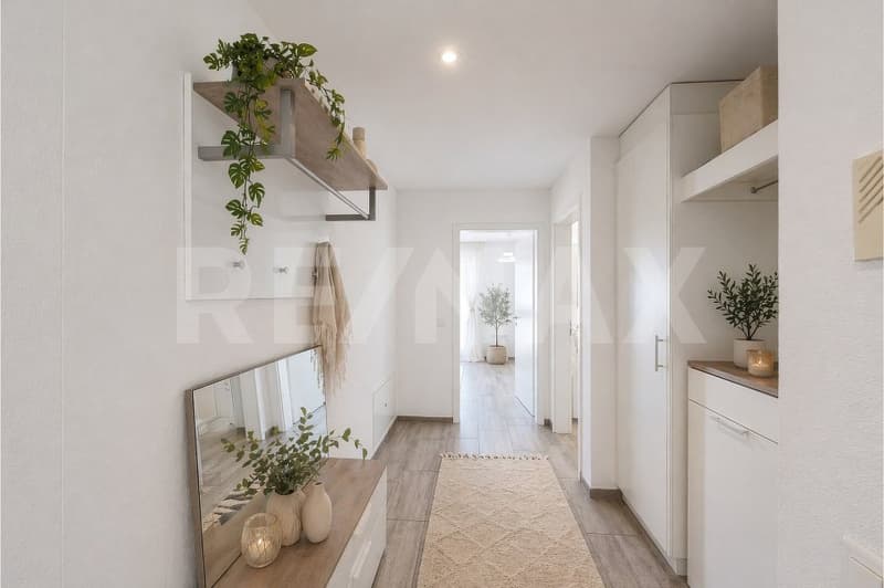 Central location - just a few steps to shopping, public transport, and school, etc. (4)