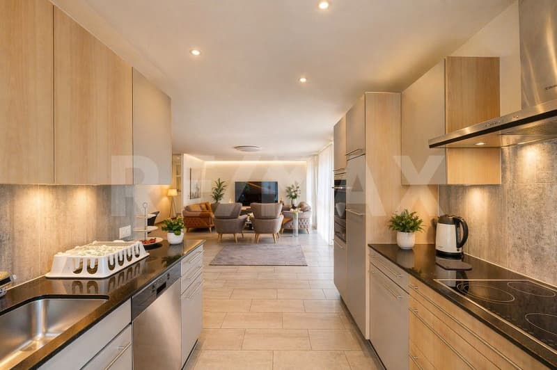 Central location - just a few steps to shopping, public transport, and school, etc. (3)
