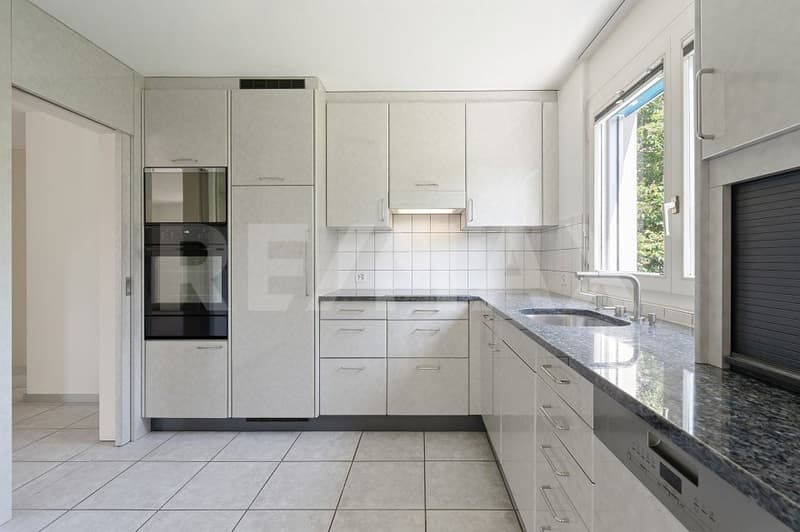 Appartement de jardin moderne 4.5 pièces avec grand jardin, salle de loisirs séparée et 2 places de parking souterraines à Niedergösgen (3)