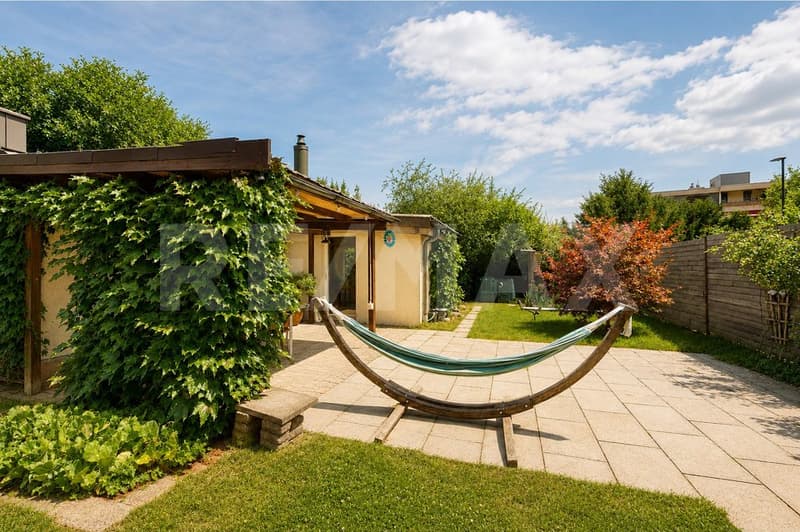 Familienglück in begehrter Wohnlage Charmantes 5.5-Zimmer-Einfamilienhaus mit sonnigem Garten (9)