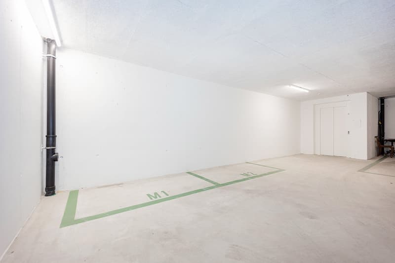 Places de stationnement pour motos attractives et protégées à vendre dans un nouveau garage souterrain (1)