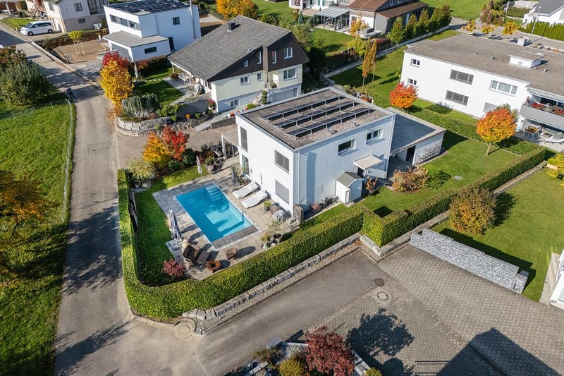 Exklusives Einfamilienhaus mit grossem Grundstück und Schwimmbad (2)