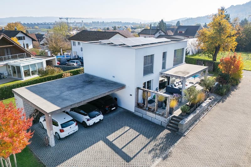 Exklusives Einfamilienhaus mit grossem Grundstück und Schwimmbad (3)