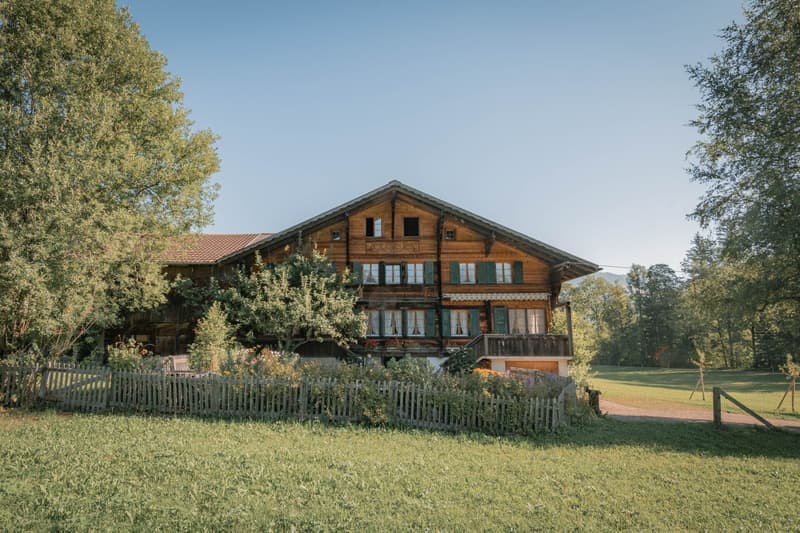 Ländliches 2.5-Zimmer Einfamilienhaus in mitten der Natur, Grund bei Gstaad (1)