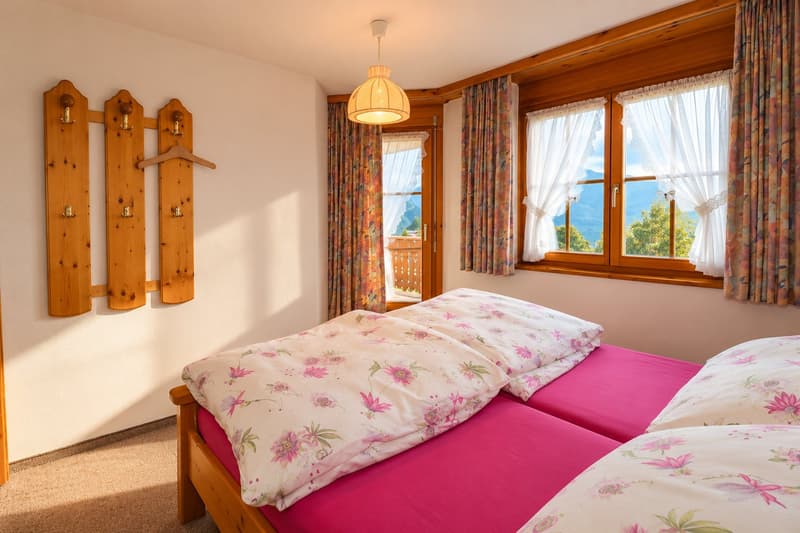 Schlafzimmer mit Zugang zu Balkon