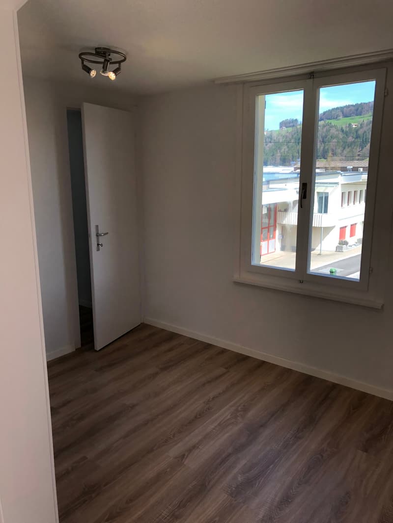 Charmante 3.5-Zimmer-Wohnung in ruhiger Lage in Bütschwil (1)