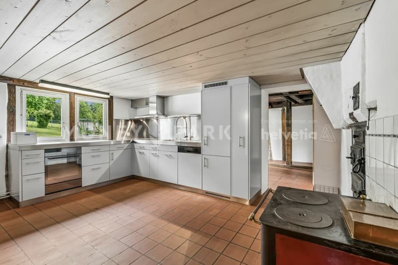Casa di campagna di 9,5 locali con fienili, giardino spazioso e grande potenziale (8)