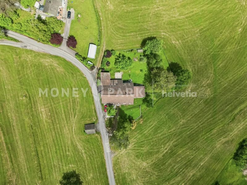 Casa di campagna di 9,5 locali con fienili, giardino spazioso e grande potenziale (13)