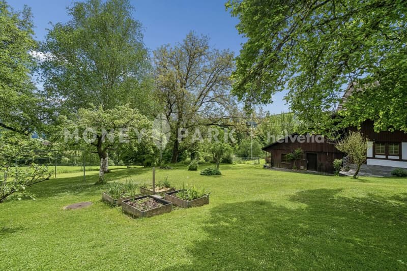 Casa di campagna di 9,5 locali con fienili, giardino spazioso e grande potenziale (5)