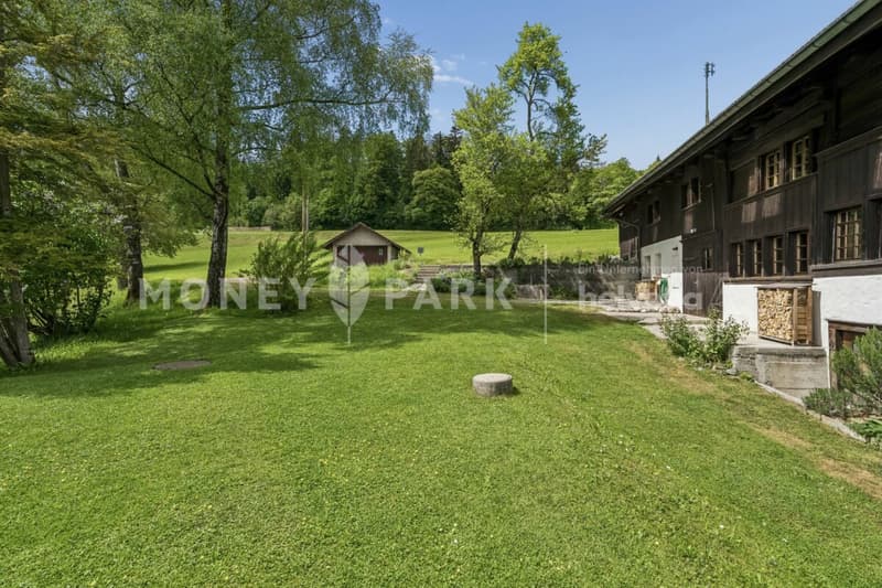 Casa di campagna di 9,5 locali con fienili, giardino spazioso e grande potenziale (4)