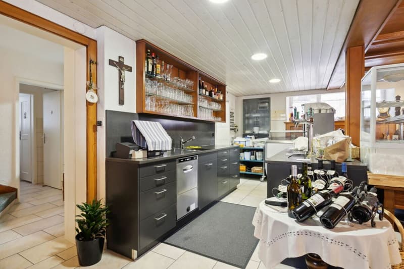 5-Bedroom Single-Family House with Restaurant (4)