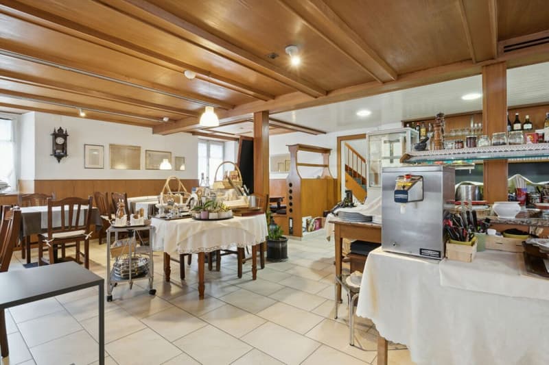 5-Bedroom Single-Family House with Restaurant (2)