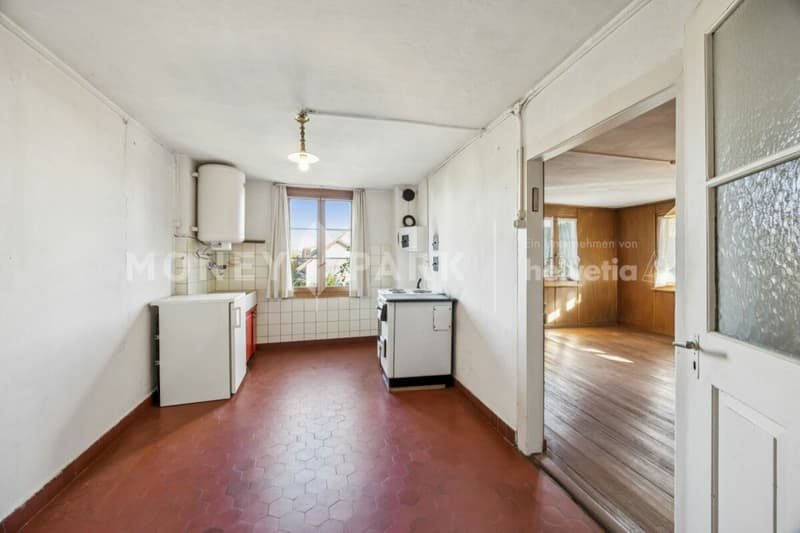 Historic 6.5-room farmhouse with large surroundings and great potential (5)
