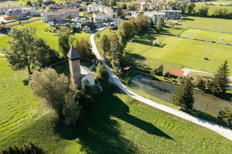 Terrain à développer dans un bon emplacement avec une maison unifamiliale existante (11)