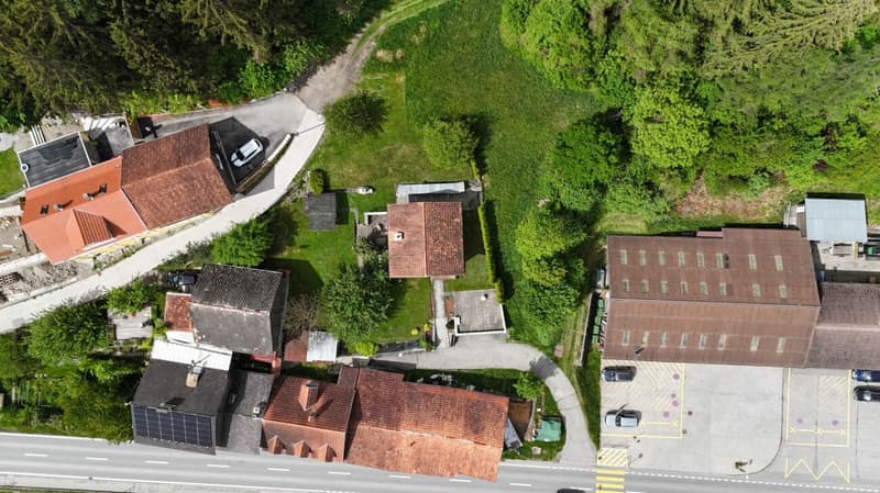 Terrain à développer dans un bon emplacement avec une maison unifamiliale existante (3)