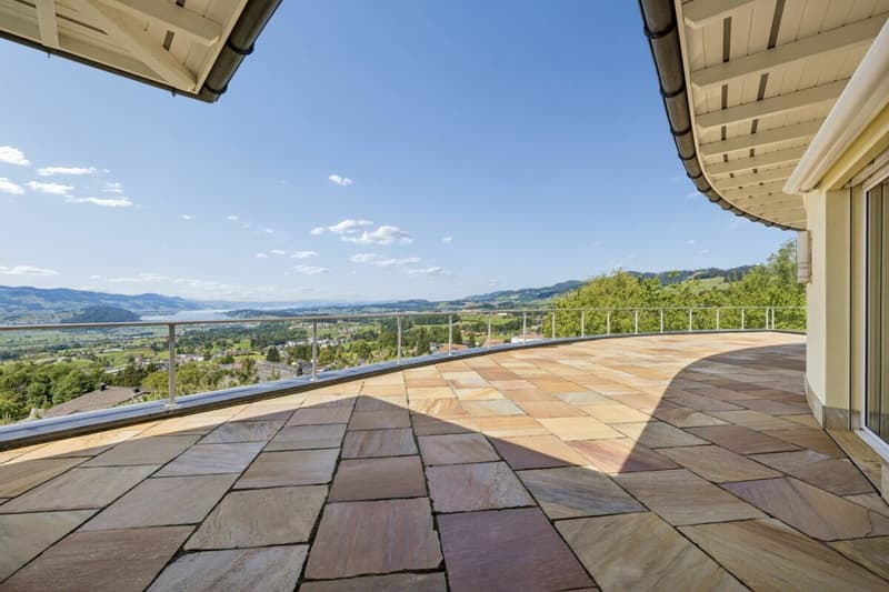 Exklusive Villa mit Panoramaaussicht und eigenem SPA Resort über dem Zürichsee (1)
