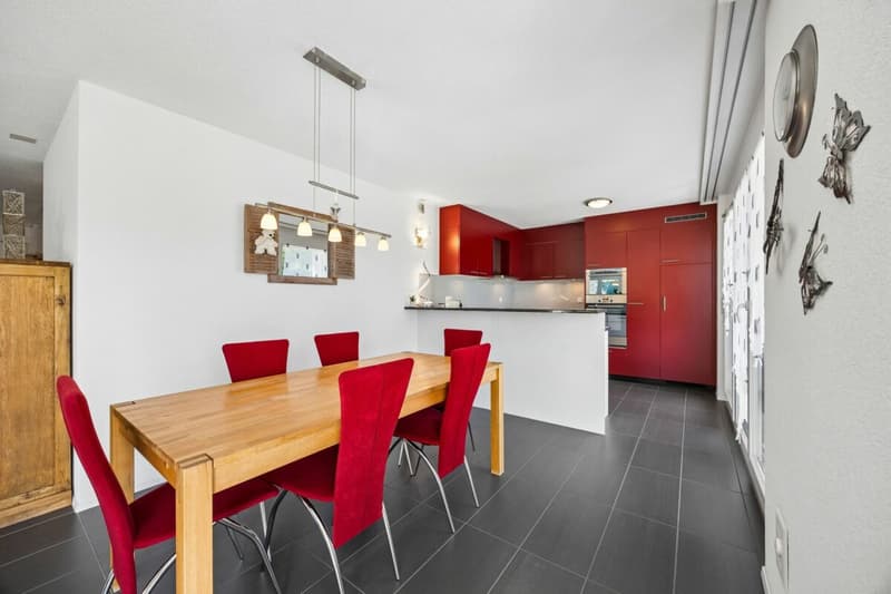 Moderne 4.5-Zimmer-Wohnung mit schöner Aussicht ins Grüne (2)