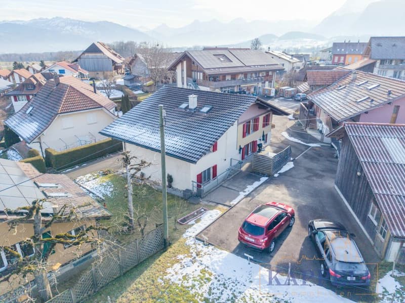 Casa a due famiglie affascinante e ben curata in posizione centrale nella campagna di Uebeschi (2)