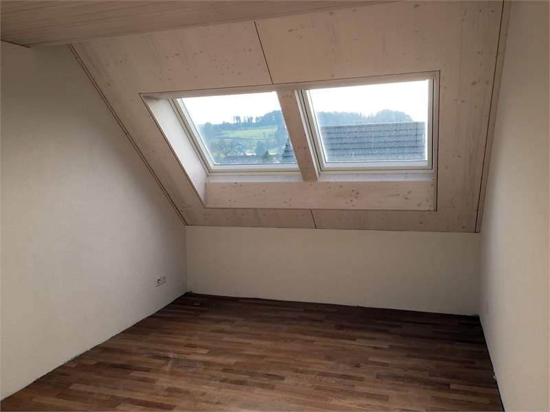 Au-dessus des toits de Bäretswil belle maisonnette en attique 4.5 (6)