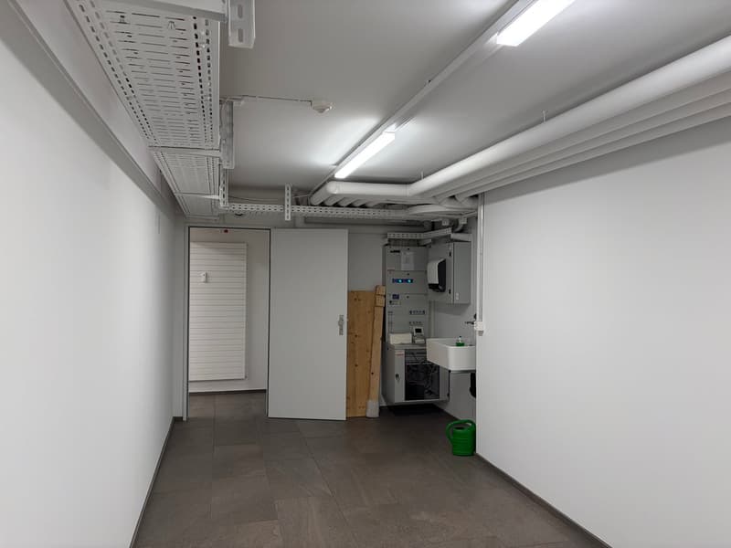 Locale commerciale attraente in posizione centrale di prim'ordine con ampia vetrina (12)