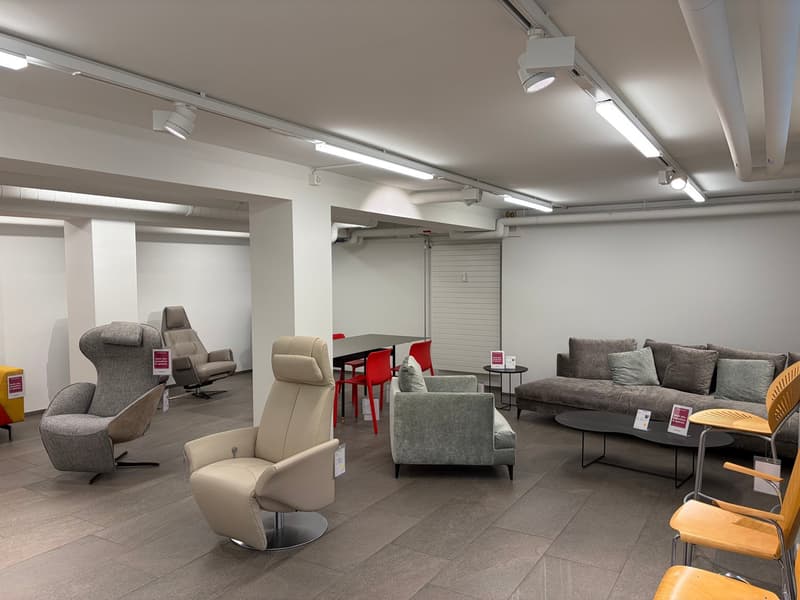 Locale commerciale attraente in posizione centrale di prim'ordine con ampia vetrina (9)