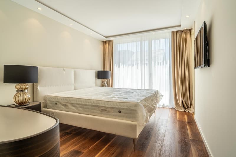 Large contemporary villa with 5 en-suite bedrooms (4)