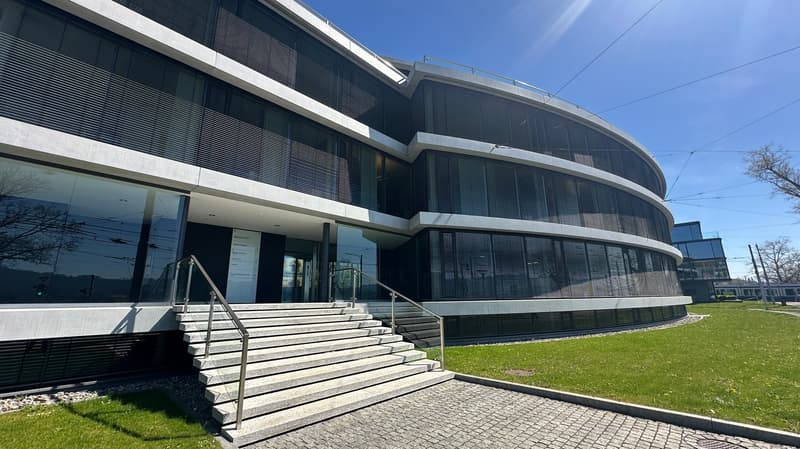 Vollausgebaute Büros mit Top Seesicht & exzellenter ÖV-Anbindung (1)