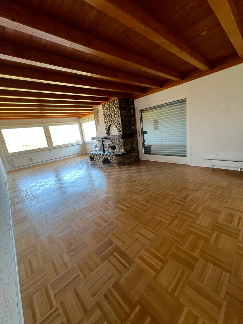 Charmante 3.5-Zimmer-Dachwohnung mit Balkon und Bergblick in Kriens (3)