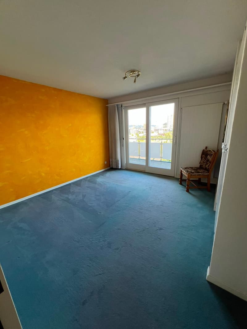 Charmante 3.5-Zimmer-Dachwohnung mit Balkon und Bergblick in Kriens (4)
