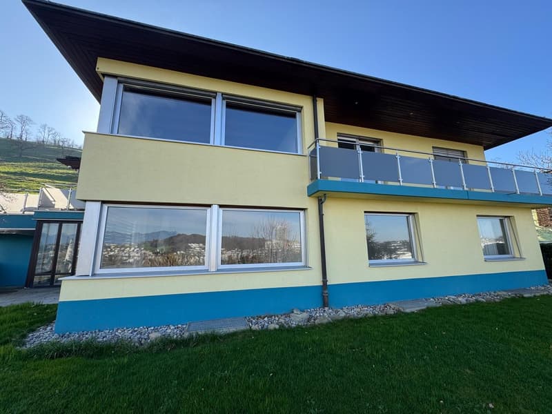 Charmante 3.5-Zimmer-Dachwohnung mit Balkon und Bergblick in Kriens (2)