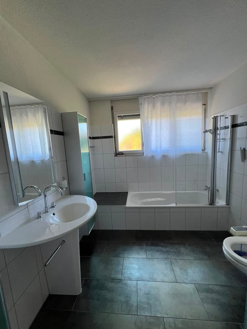 Charmante 3.5-Zimmer-Dachwohnung mit Balkon und Bergblick in Kriens (8)