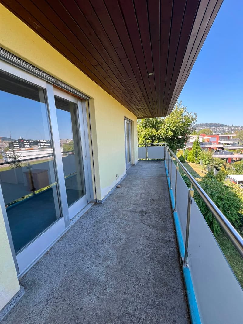 Charmante 3.5-Zimmer-Dachwohnung mit Balkon und Bergblick in Kriens (9)