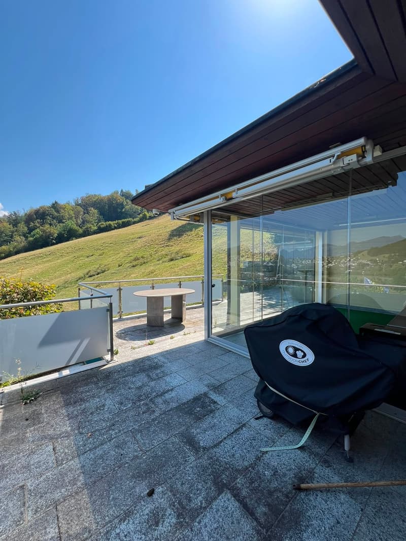 Charmante 3.5-Zimmer-Dachwohnung mit Balkon und Bergblick in Kriens (11)
