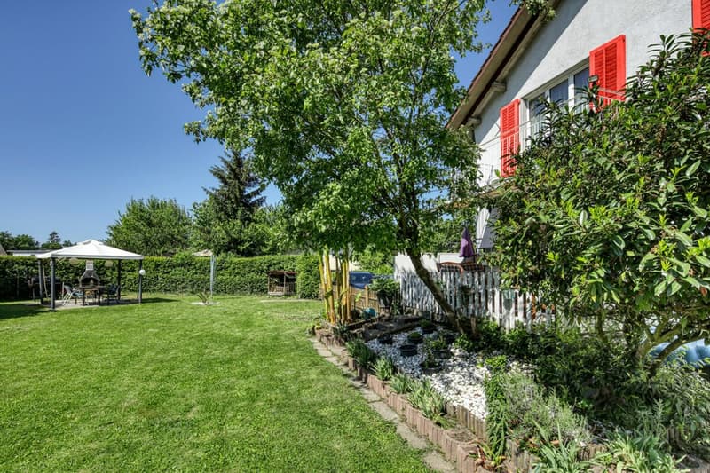Charming single-family house with large garden and scenic views (7)