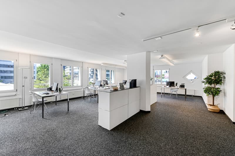 Spazio ufficio attraente in posizione centrale (2)