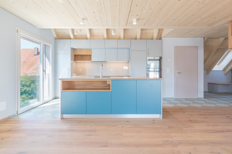 Appartement mansardé moderne et lumineux avec balcon dans un emplacement central à (6)