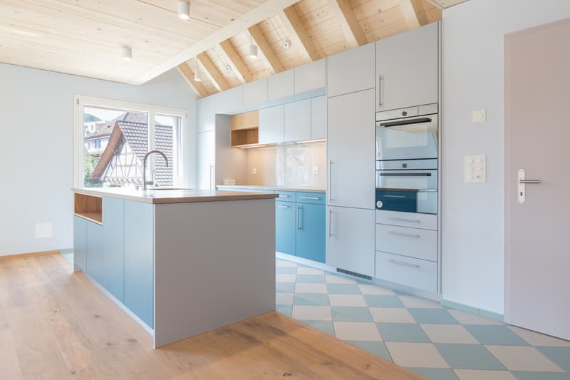 Appartement mansardé moderne et lumineux avec balcon dans un emplacement central à (5)