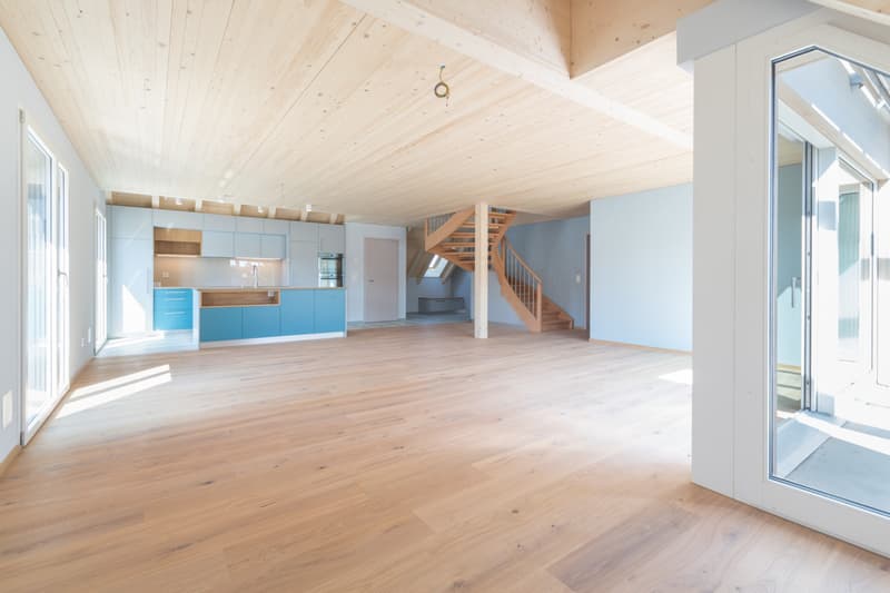 Appartement mansardé moderne et lumineux avec balcon dans un emplacement central à (2)